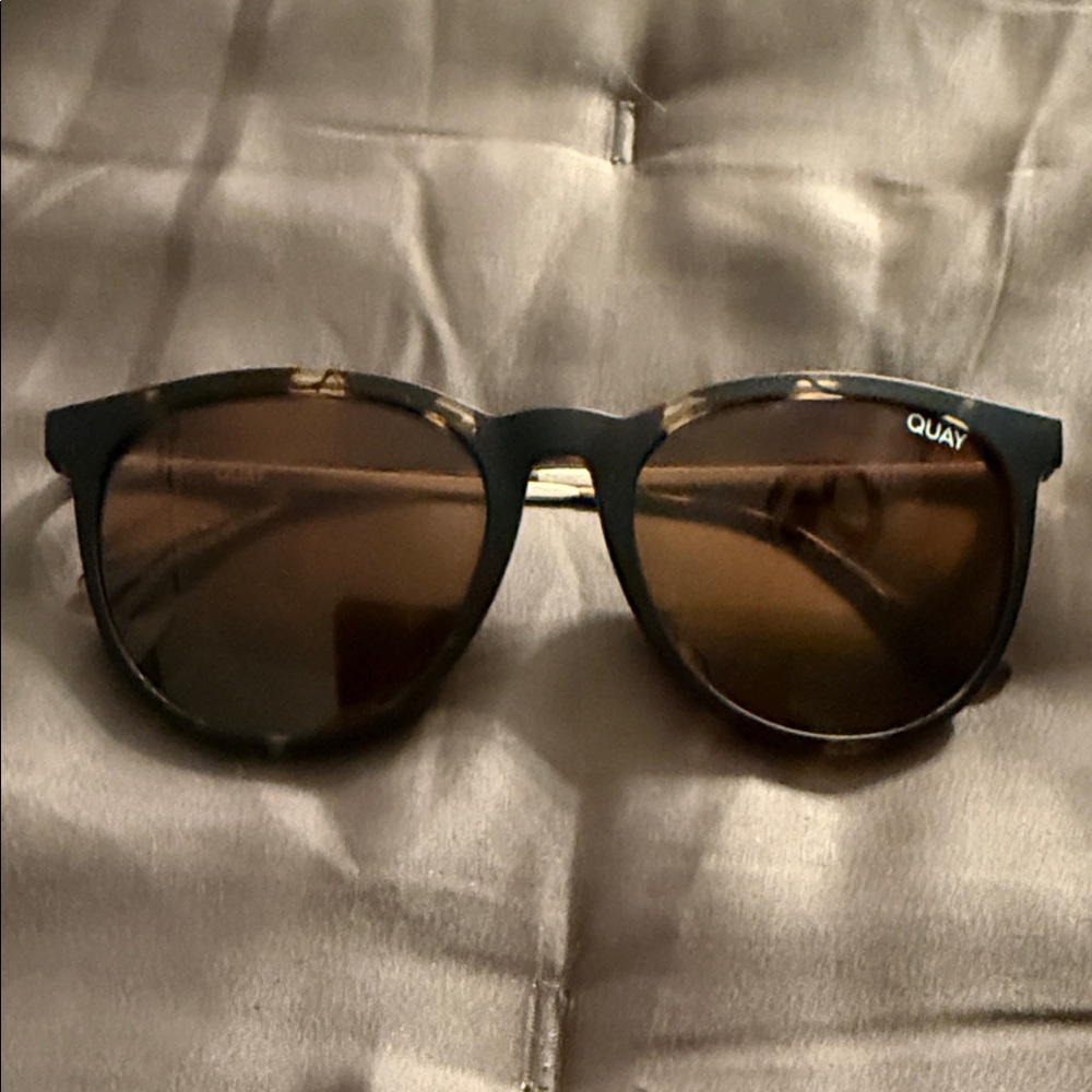 QUAY Round Tortoise Sunglasses - Brown Lenses